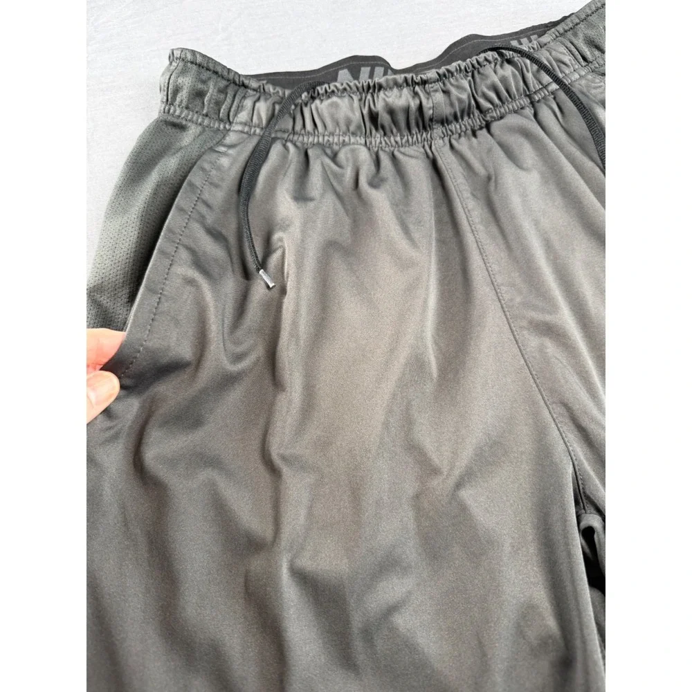 Nike Dri-FIT Mens Size M Hybrid Training Shorts Grey Athletic Pocket Drawstring
